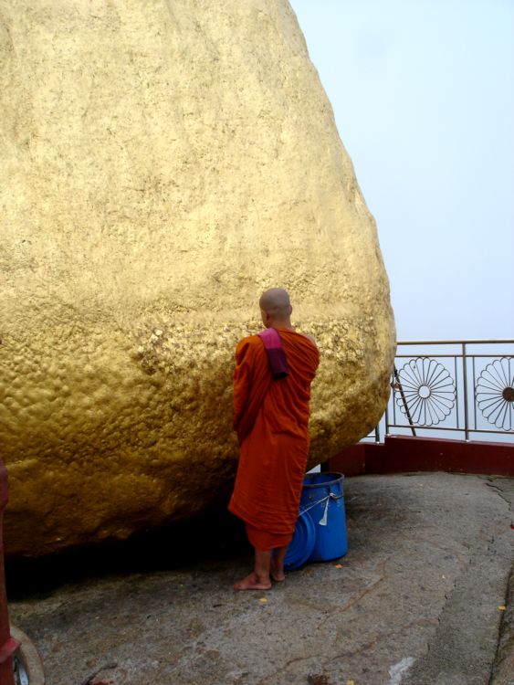 У священного камня. (Пагода Чайтхо. Мьянма.) (фото Лимарева В.Н.)
