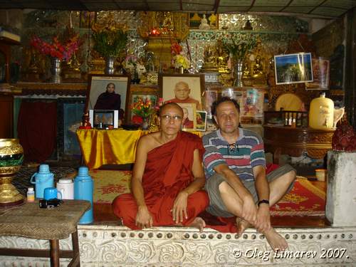 В монашеской келье Лимарев В.Н. (Пагода Чайтхо. Мьянма.) (фото Лимарева Олега)