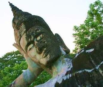 Лаос, голова лежащего Будды. (фото Лимаревой Елены.)