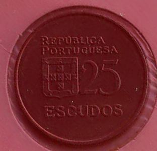 Монета в 25 эскуда с надписью демократия.(обратная строна) Из коллекции Лимарева В.Н. 
