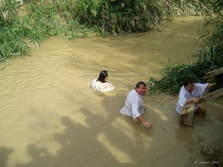 Паломники, купающиеся в реке Иордан на месте крещения Иисуса Христа, иорданский берег. (фото Лимарева Сергея) 