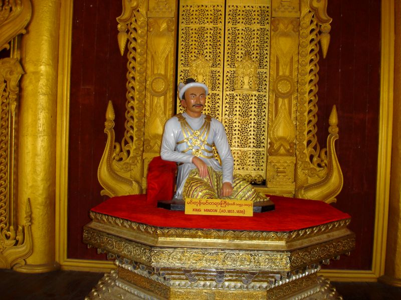 Королеский дворец в Мандалае. Хозяева дворца. (Мьянма) (фото Лимарева В.Н.)