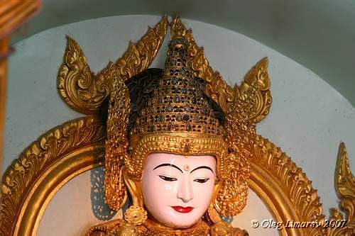 Живая змея на голове у Будды. (Мандалай. Мьянма.)(фото Лимарева Олега)