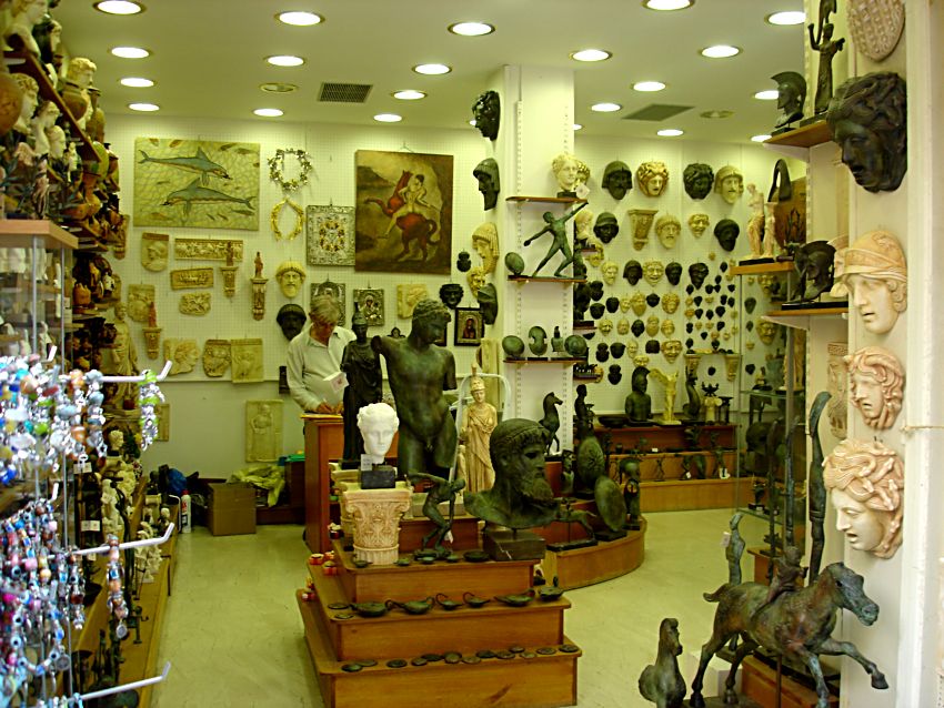 Магазин сувениров в Афинах. Греция. (Фото Лимарева В.Н.)