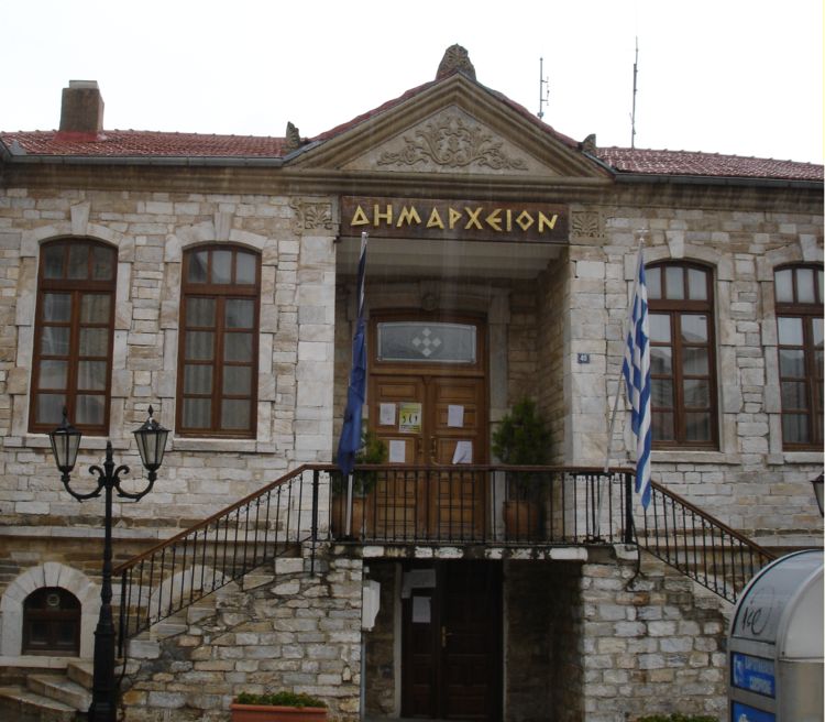Флаг Греции на административном здании провициального города. Греция. Фото Лимарева В.Н.