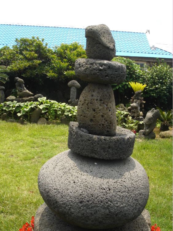 Скульптуры из вулканических камней. Остров Chujamyeon. Южная Корея. (Фото Лимарева В.Н.)