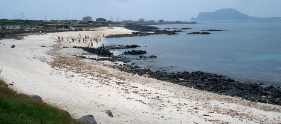 Белый пляж (пескок из белой вулканической пемзы) на острове  Остров Chujamyeon. Чуджудо. Южная Корея. (Фото Лимарева В.Н.)