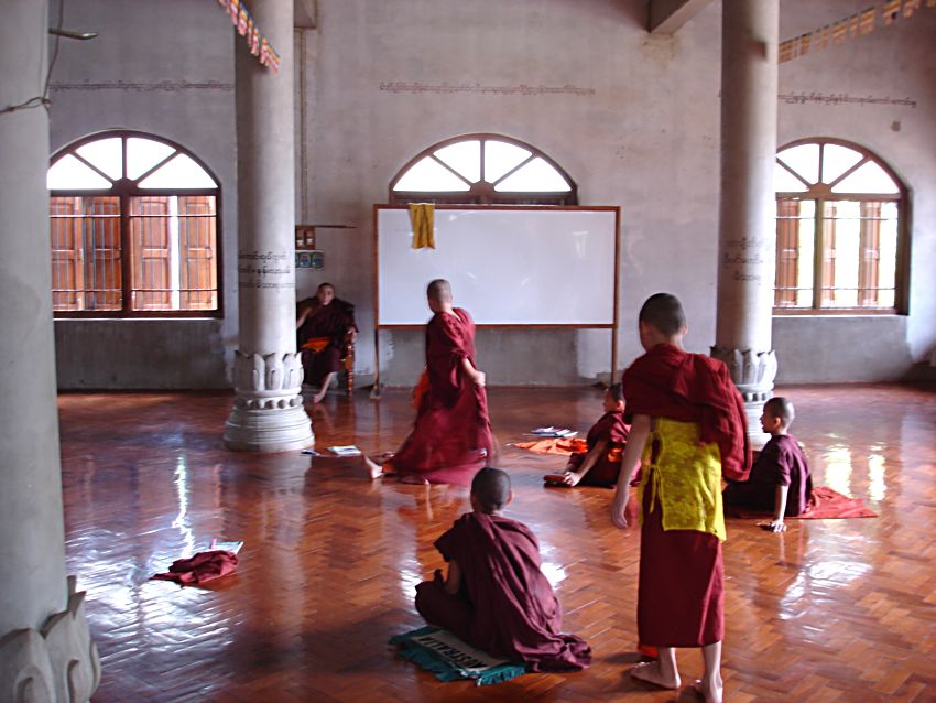 Школа при буддийском монастыре.(Тачилек. Мьянма.) (фото Лимарева В.Н.)