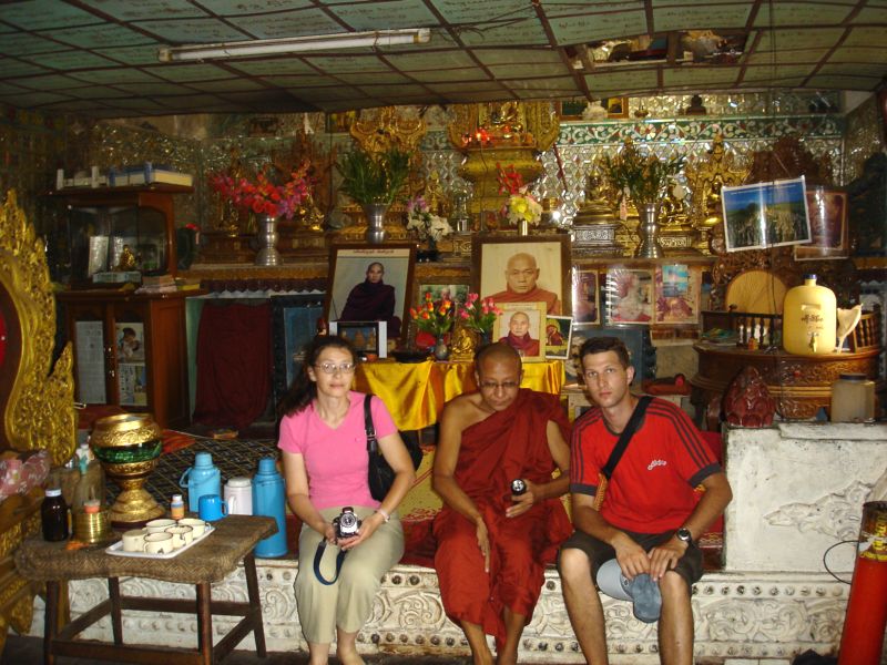 В гостях у буддийского монаха. (Пагода Чайтхо. Мьянма.) (фото Лимарева В.Н.)