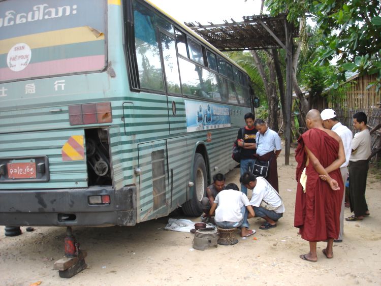Ремонт рейсового автобуса.(Мандалай. Мьянма.) (фото Лимарева В.Н.)