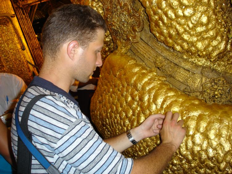 Лимарев Олег приклеивает золотую пластину к Будде.(Мандалай. Мьянма.) (фото Лимарева В.Н.)