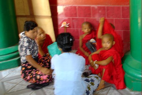Посещение женщинами детей отданных в буддийскую школу. ( Мьянма.) (фото Лимарева В.Н.)