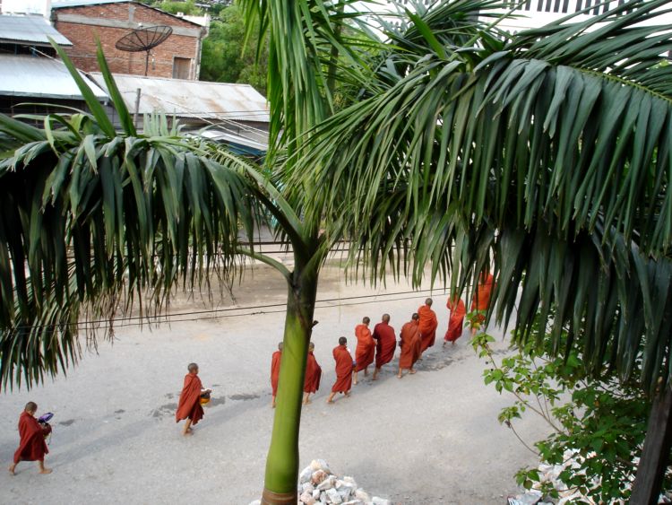 Утренний обход буддийских монахов за подаянием.(Мандалай. Мьянма.)(фото Лимарева В.Н.)