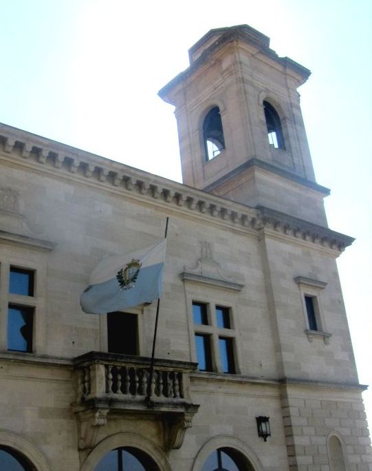 Флаг на правительственном здании. Сан-Марино. Фото Лимарева В.Н. 