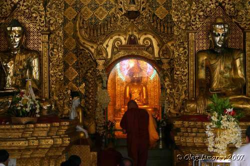 Молящийся монах. (Рангун. Мьянма.) (фото Лимарева Олега)