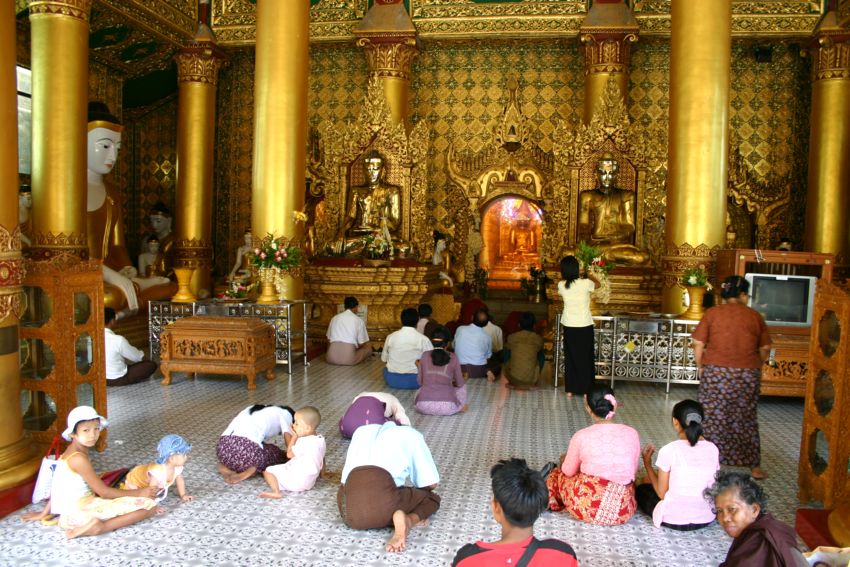 В буддийском храме. ( Мьянма.) (фото Лимарева Олега)