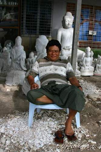 Торговец Буддами у своей мастерской. (Мандалай.  Мьянма.)(фото Лимарева Олег)
