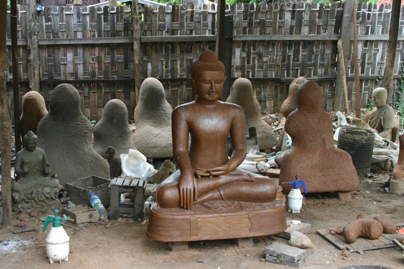 Будда слепленный из глины. (Мандалай. Мьянма.) (фото Лимарева Олега)