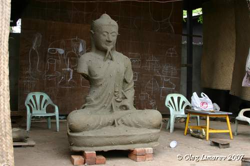 В мастерской по изготовлению Будд - класс по обучению скульпторов.(Мандалай. Мьянма.) (фото Лимарева Олег)