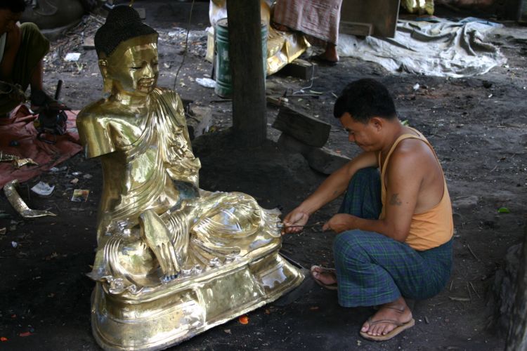 Изготовление Будды. (Мандалай.  Мьянма.)(фото Лимарева Олег)
