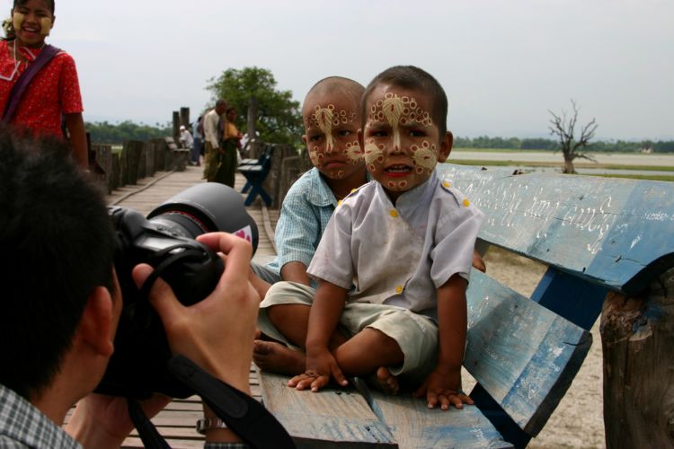 Фотомодели. Мандалай. Мьянма. (фото Лимарева Олега.)