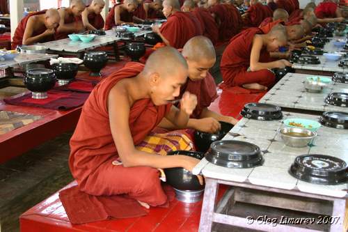 В монашеской трапезной.(Мандалай. Мьянма.)(фото Лимарева Олега)