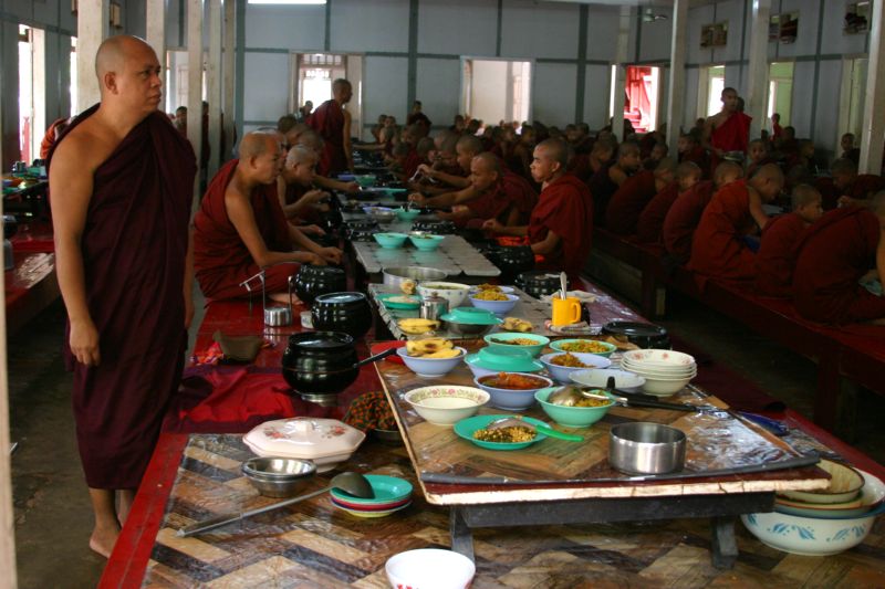 Обед в монастыре. (Мандалай. Мьянма.) (фото Лимарева В.Н.)