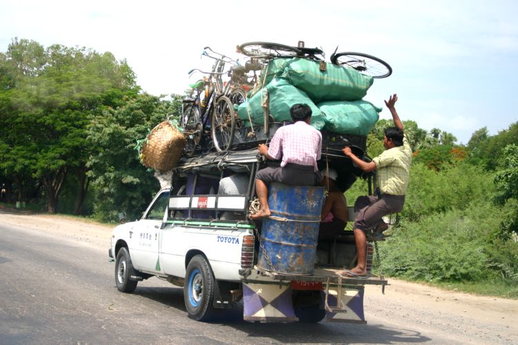 На дорогах в Бирме. (фото Лимарева Олега)