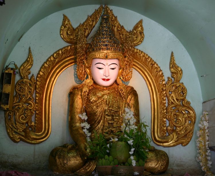 Фрукты для Будды. (Мандалай. Мьянма.)(фото Лимарева Олега)