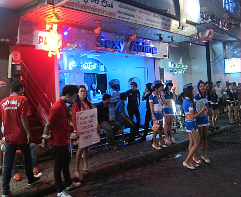 Зазывалы на эротическое шоу. Паттайя.Таиланд. (Фото Лимарева В.Н.)