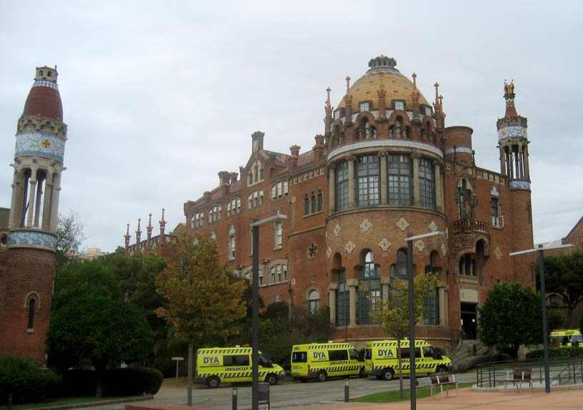   Дворец милосердия. Стоянка карет скорой помощи. Барселона. Испания.(Фото Лимарева В.Н.)