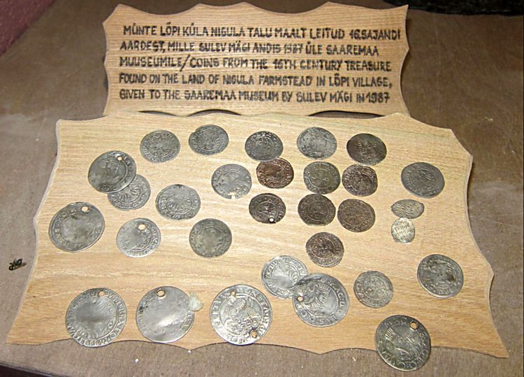 Клад монет 16 века, найденный на территории Эстонии. Музеи Эстонии. Фото Лимарева В.Н. 