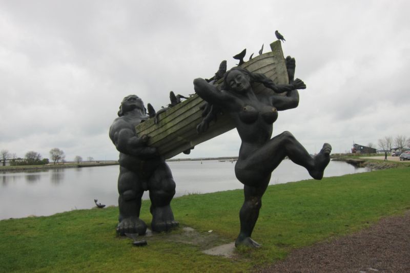 Легендарный герой Большой Тылль и его жена Пирет (скульптурна группа в Курессааре) Эстония.  Фото Лимарев В.Н. 