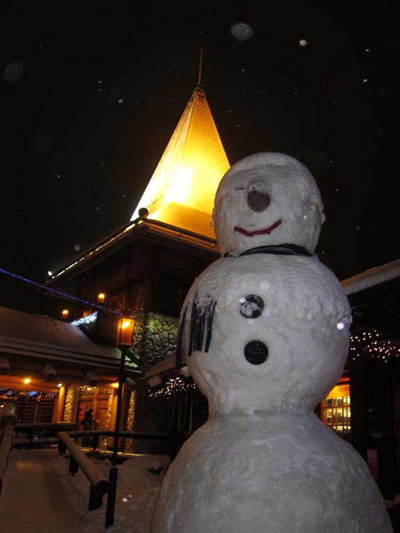 Резеденцию Санта -Клауса охраняют снеговики.(фото Лимарева В.Н.)
