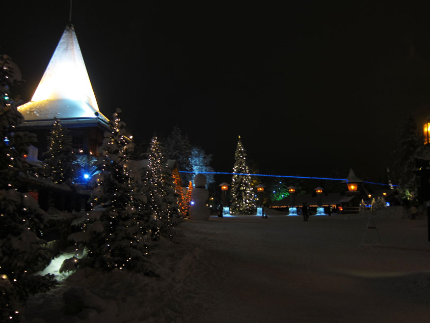 Ледяная горка у резеденции Санта-Клауса. Лапландия. (фото Лимарева В.Н.)