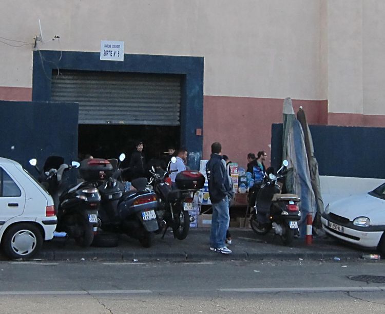 Мотоциклисты
дежурят у рынка в ожидании жертвы. Марсель Франция.(Фото Лимарева В.Н.)