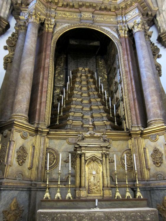 Алтать. Католичиский  собор в Куимбри. Португалия. Фото  Лимарева В.Н. 