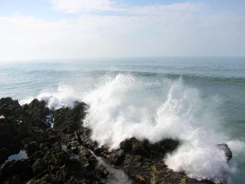  Большая волна. Рыбак оставил удочку. (  Кашкай. Португалия.  Фото Лимарева В.Н.) 