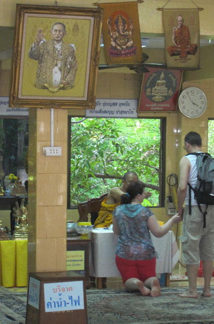  Русских за деньги благославляет тайский монах. Паттайя. Таиланд. (Фото Лимарева В.Н.)