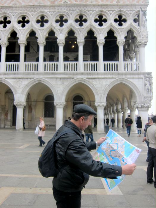  Венеция. Дворей Дожей. Выбираю машрут по Венении продолжительностью в 4 часа. Фото Лимаревой Елены. 