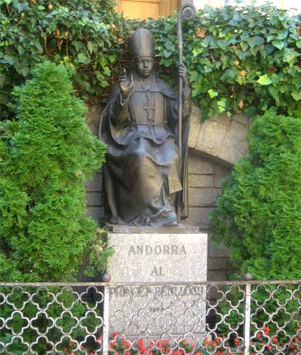 Памятник архиепископу Каталонии и Андорры. (фото Лимарева В.Н.)