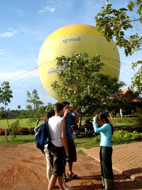 Перед подъемом на воздушном шаре. Серегей Викторович договаривается с камбоджийкой.(Фото Лимарева В.Н.) 